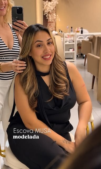 Cliente com escova modelada feita na Musa