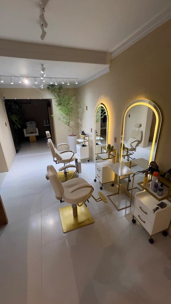 Interior do salão Musa com cadeiras e espelhos iluminados