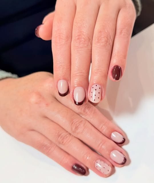 Unhas em tons nude feitas na Musa